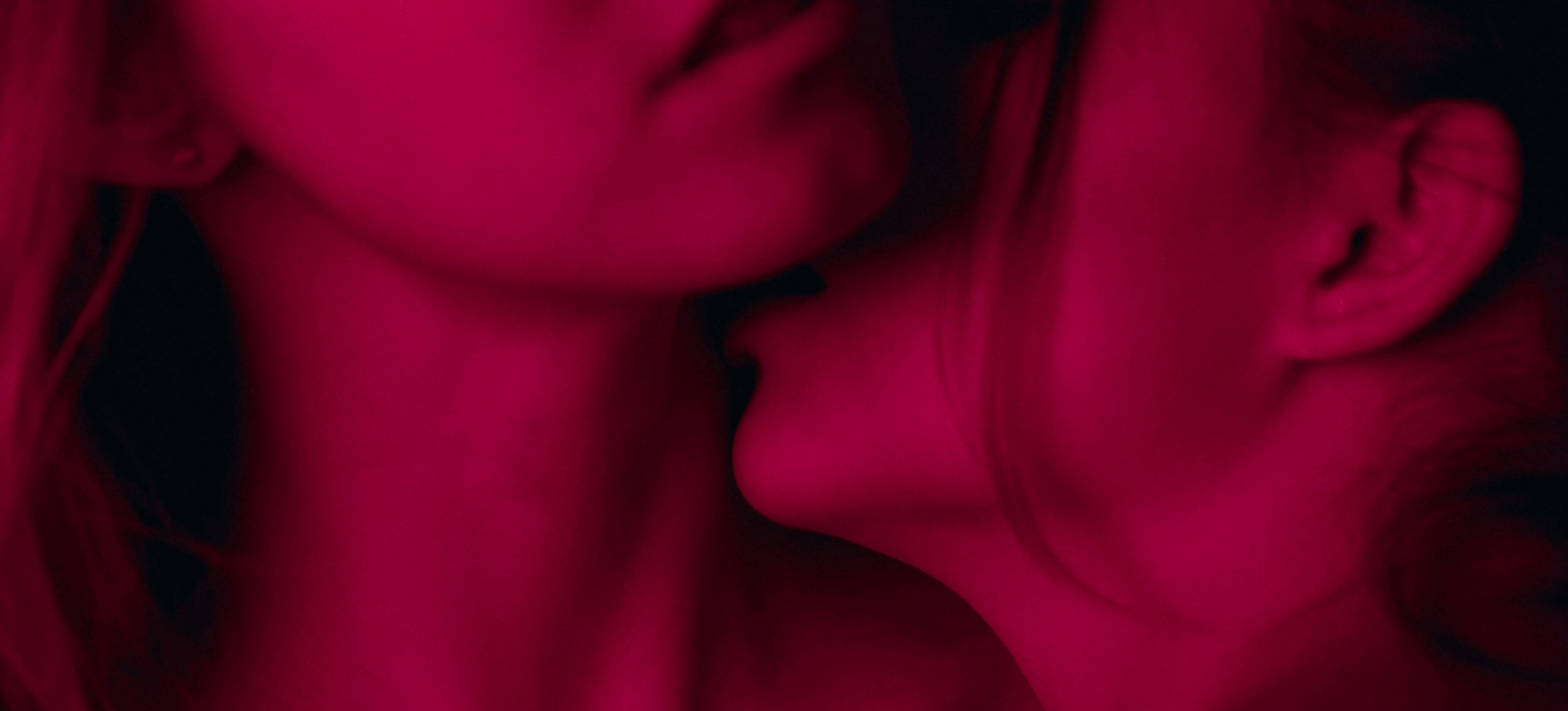 Couple en proximité intime illustrant la transmission possible des infections sexuellement transmissibles